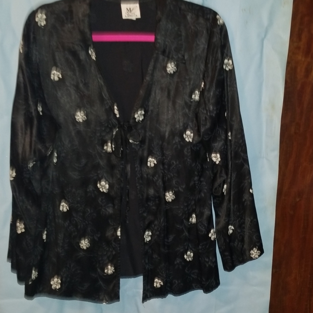 Silky kimono style blouse w/sm. White blossoms